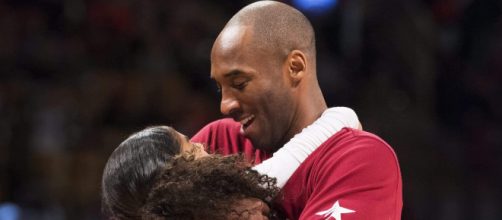 Kobe Bryant abrazando a su hija Gianna