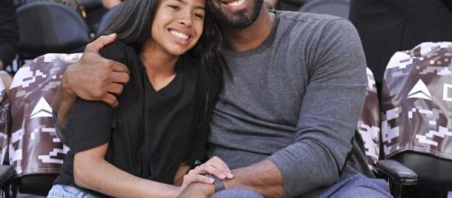 Kobe Bryant e sua figlia in una foto insieme.