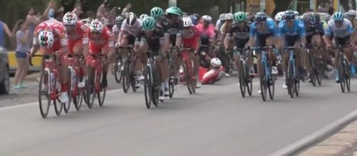 La caduta nella prima tappa della Vuelta San Juan, in Argentina
