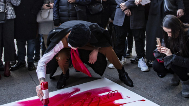Achille Lauro in Piazza Duomo a Milano in veste di artista di strada, sotto lo sguardo ignaro dei passanti. Foto ufficiali.