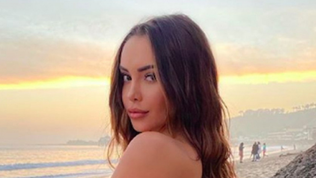 Nabilla pose et dévoile qu'elle a récupéré son poids pre-grossesse. Credit: Instagram/nabilla