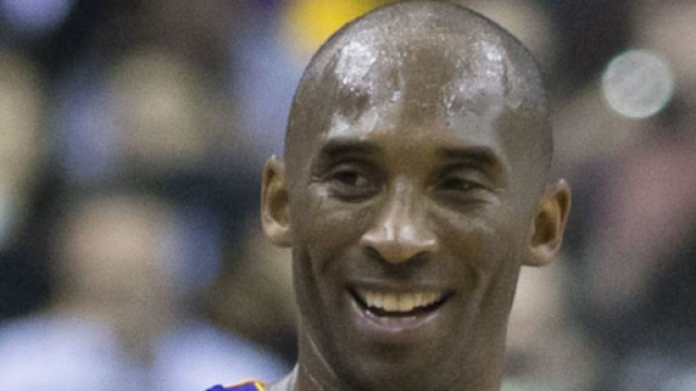 Plusieurs joueurs rendent hommage &agrave; Kobe Bryant. Credit: Wikimedia Commons/Keith Alison