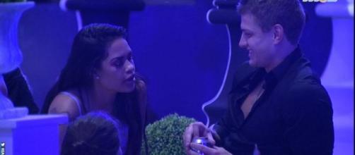 Flayslane durante a conversa sobre beijo grego com Lucas na primeira festa do "Big Brother Brasil 20". (Reprodução/TV Globo)