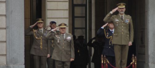 El Rey recibe los honores de ordenanza en el patio de armas del Cuartel General del Ejército de Tierra.