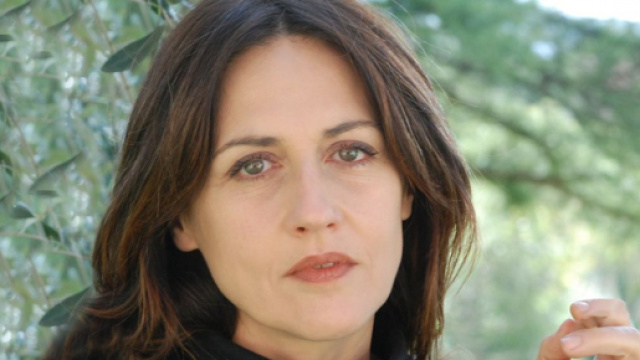 Un posto al sole Tiziana Bagatella interpreta la maestra Maria Grazia Gagliardi