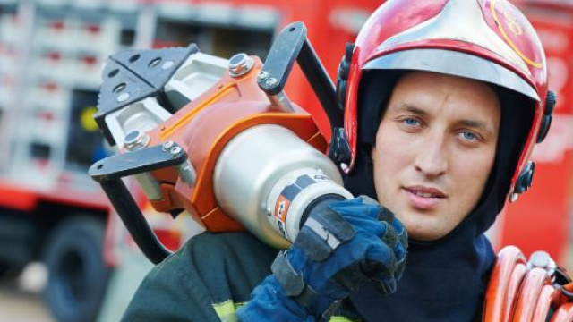 Vigili del fuoco: scontri a Parigi con la polizia.