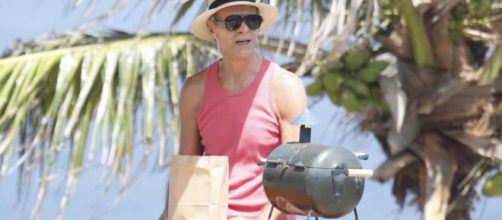 Ator Mário Gomes vende lanche na praia. (Arquivo Blasting News)