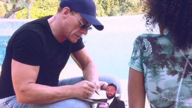 Cyril Hanouna confie dans TPMP que c'est du sérieux entre Anissa et Jean-Claude Van Damme qui se sont rencontrés dans Les Anges 12. ®TPMP