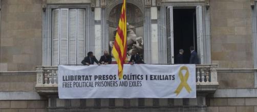Retiran la bandera del Palau de la Generalitat durante unos minutos