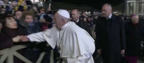 Nuove accuse contro Papa Francesco dopo l'episodio di piazza San Pietro