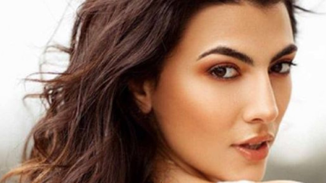 Giulia Salemi immortalata con un ragazzo misterioso a Capodanno