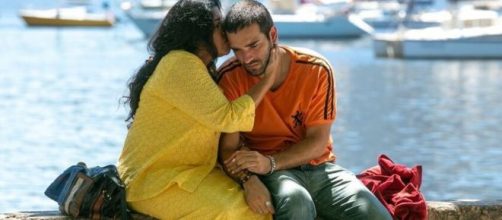 Lurdes vai consolar Sandro ao revelar que ele não é seu filho em 'Amor de Mãe'. (Reprodução/TV Globo)