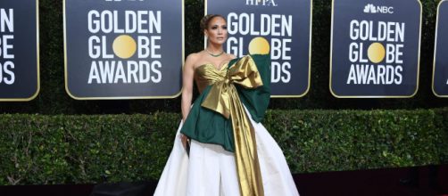 Jennifer Lopez apostou em look que chamou atenção no tapete vermelho do Globo de Ouro (Arquivo Blasting News)