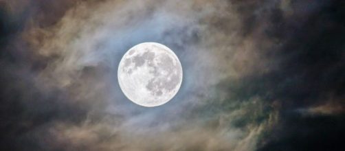L'oroscopo del 9 gennaio: Luna in Cancro, voglia di romanticismo per la Bilancia