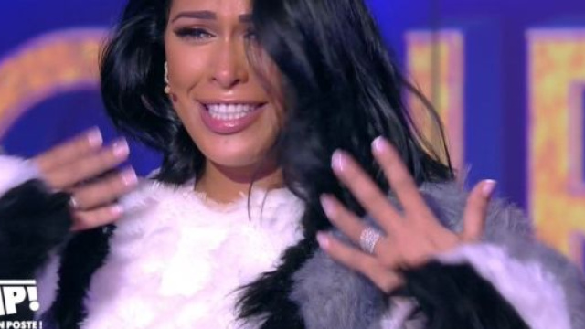 Ayem Nour rejoint l'&eacute;quipe des chroniqueurs de TPMP et cela ne plait pas aux internautes. Credit: Capture d'&eacute;cran/C8