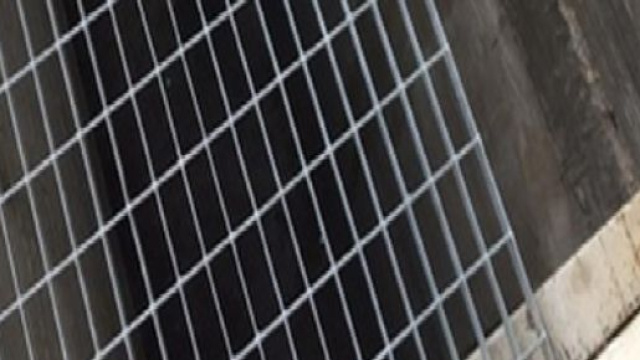 A Milano apriva le grate delle strade per far cadere i passanti, incastrato dalla polizia locale: una donna è in prognosi riservata.