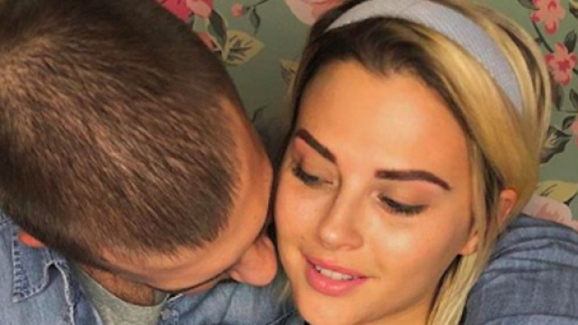 La nouvelle photo de Kelly Vedovelli sur Instagram choque les internautes pour sa proximité avec son frère. Credit: Instagram/kellyvedovelli