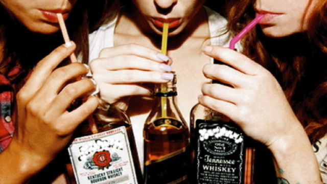 Napoli, alcol ai minorenni: sansioni severe per 100 bar nel mirino della polizia locale