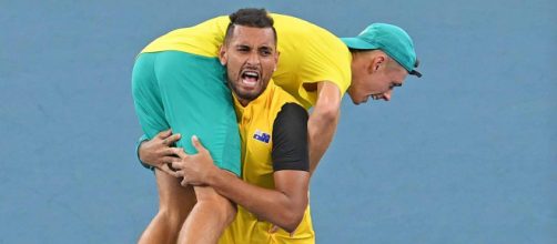 Australia in semifinale di Atp Cup, l'esultanza di Kyrgios che solleva letteralmente De Minaur