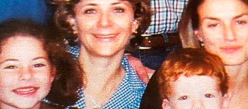 La periodista y hoy reina consorte Letizia Ortiz (derecha) junto a Evelyn Von Brocke y sus hijos en una foto de 2001