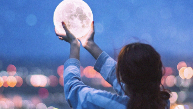 L'oroscopo di domani 6 ottobre e classifica 1ª sestina: la Luna in Gemelli esalta il Leone.