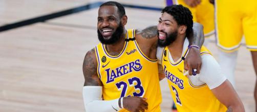 A dupla de jogadores do Los Angeles Lakers, LeBron James e Anthony Davis, ganham a NBA de 2020. (Arquivo Blasting News)