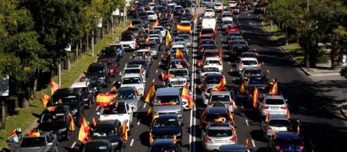 Caravana de coches por la manifestación contra el Gobierno el 12 de octubre