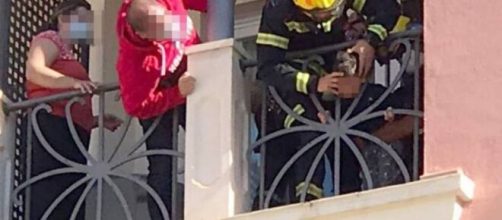 Los bomberos postearon las imágenes del salvataje del niño atrapado en una peligrosa situación.