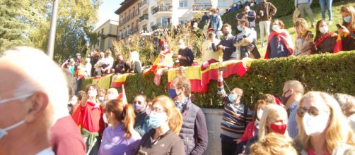 Portando multitud de banderas el publico vitoreo a FAS y Felipe VI y renegó del gobierno a partes iguales.