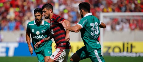 Flamengo e Goiás vão se enfrentar nessa terça-feira (13), às 18h, pelo jogo atrasado da 11ª rodada do Brasileirão. (Arquivo Blasting News)