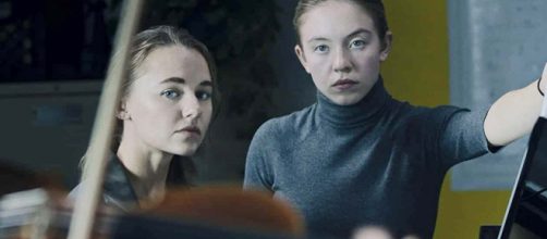 Madison Iseman (esquerda) e Sydney Sweeney são as protagonistas de 'Nocturne' novo filme da Amazon. (Foto: Arquivo Blastingnews)