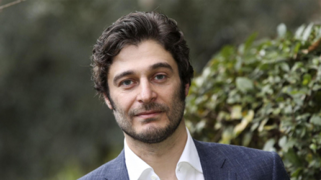 Lino Guanciale &egrave; uno dei protagonisti della serie Sopravvissuti.