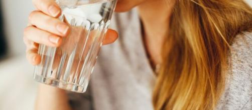 Beber água é essencial para o bom funcionamento do corpo. (Arquivo Blasting News)