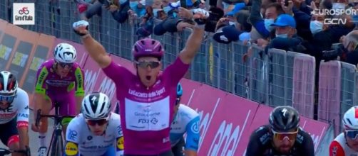 Arnaud Demare vince anche lo sprint di Rimini al Giro d'Italia.