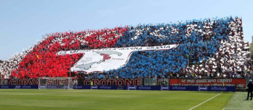 Crotone, tifosi allo stadio contro la Juventus.