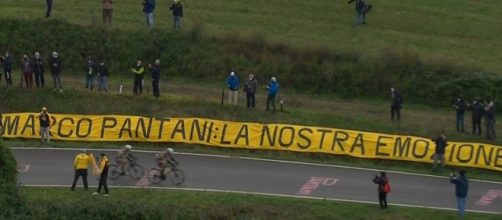 Striscioni per Marco Pantani durante la tappa di Cesenatico del Giro d'Italia