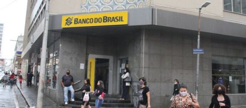 Mulher leva morto ao banco para tentar sacar aposentadoria dele. (Arquivo Blasting News)