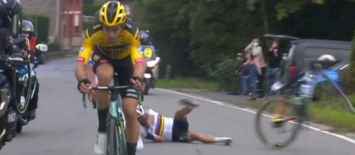 La caduta di Julian Alaphilippe al Giro delle Fiandre