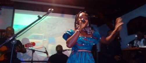 L'artiste musicienne camerounaise Biglad à la présentation de son album 'Toudoux' (c) Odile Pahai