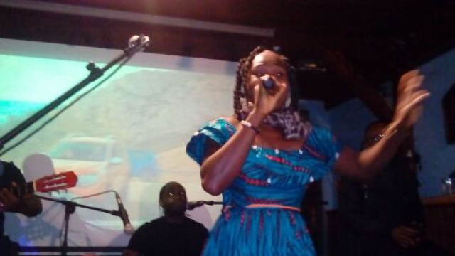 L'artiste musicienne camerounaise Biglad à la présentation de son album 'Toudoux' (c) Odile Pahai