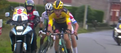 L'impatto tra Alaphilippe e la moto al Giro delle Fiandre