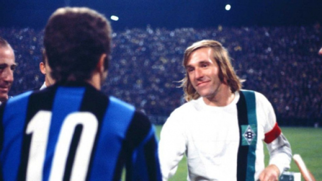 Borussia Mönchengladbach-Inter del 20 ottobre 1971: stretta di mano tra i capitani Mazzola e Netzer.