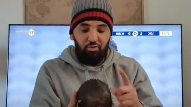 Mohamed Henni a fait le buzz en présentant son fils sur YouTube.