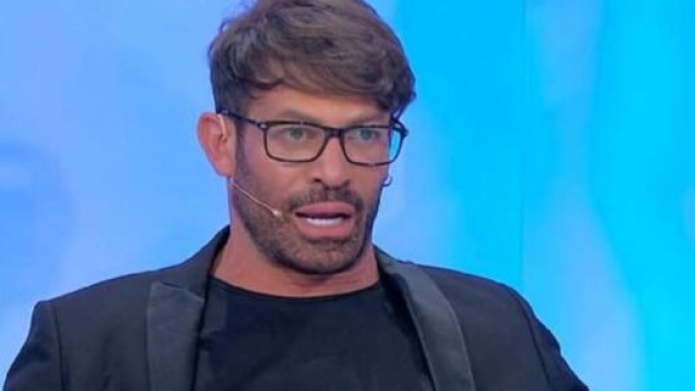 Uomini e Donne, frase offensiva in studio e Gianni Sperti dice: 'Uomo di m**a'.