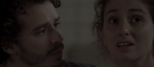 Cláudio e Ivana tem primeira noite de amor desastrosa em "A Força do Querer". (Reprodução/TV Globo)