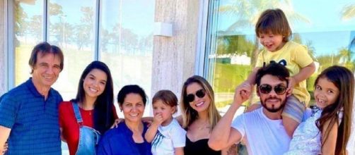 Andressa Suita posa ao lado da família. (Reprodução/Instagram)