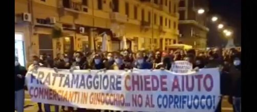 Coprifuoco in Campania, proteste sotto la regione: cori e striscioni contro De Luca.
