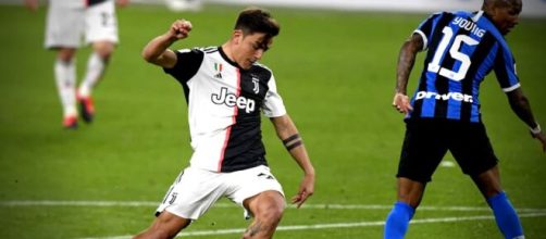 Paulo Dybala, con la maglia della Juventus, in azione contro l'Inter.