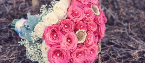This tutorial teaches you how to make your own bridal bouquet using fresh flowers - [Source: Pixabay.com]