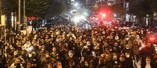 Proteste a Napoli nella prima notte di coprifuoco: corteo per le strade.